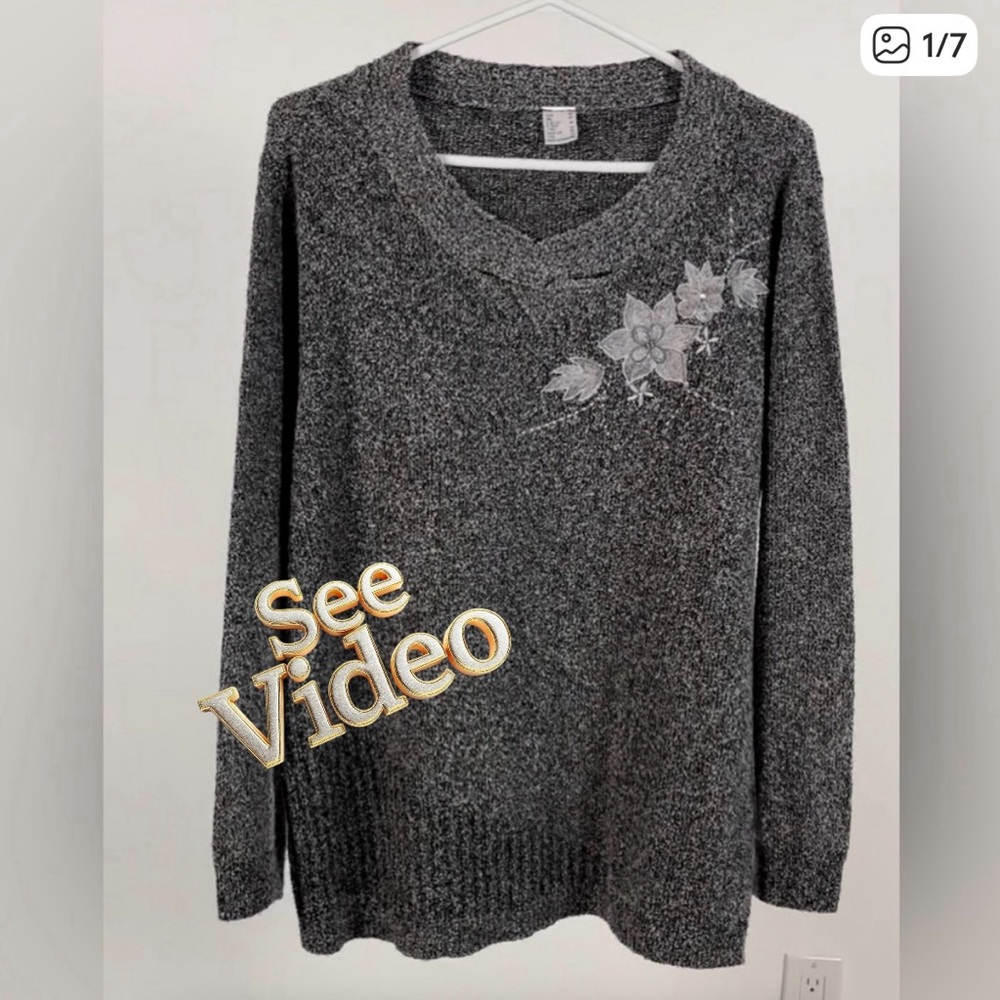👛(ANY 2/$30)UNBRANDED Stretchy Grey|White Sweater with  Floral Appliqués